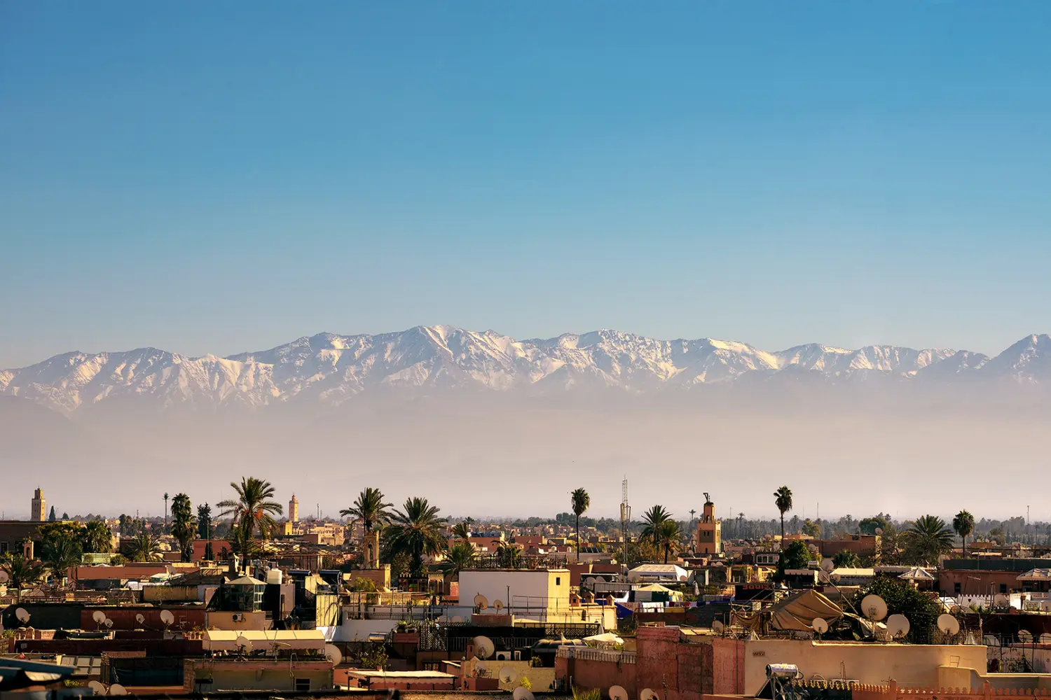 Vue sur Marrakech et la magnifique chaîne de montagnes de l'Atlas en arrière-plan au Maroc