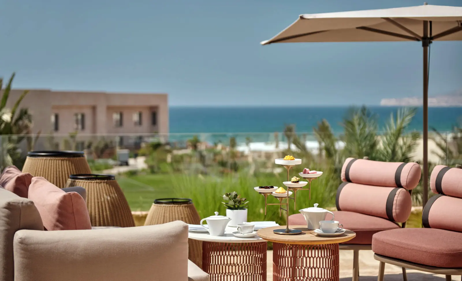 La terrasse de l'un des bars de l'hôtel Fairmont Taghazout, au Maroc, avec la mer en arrière-plan