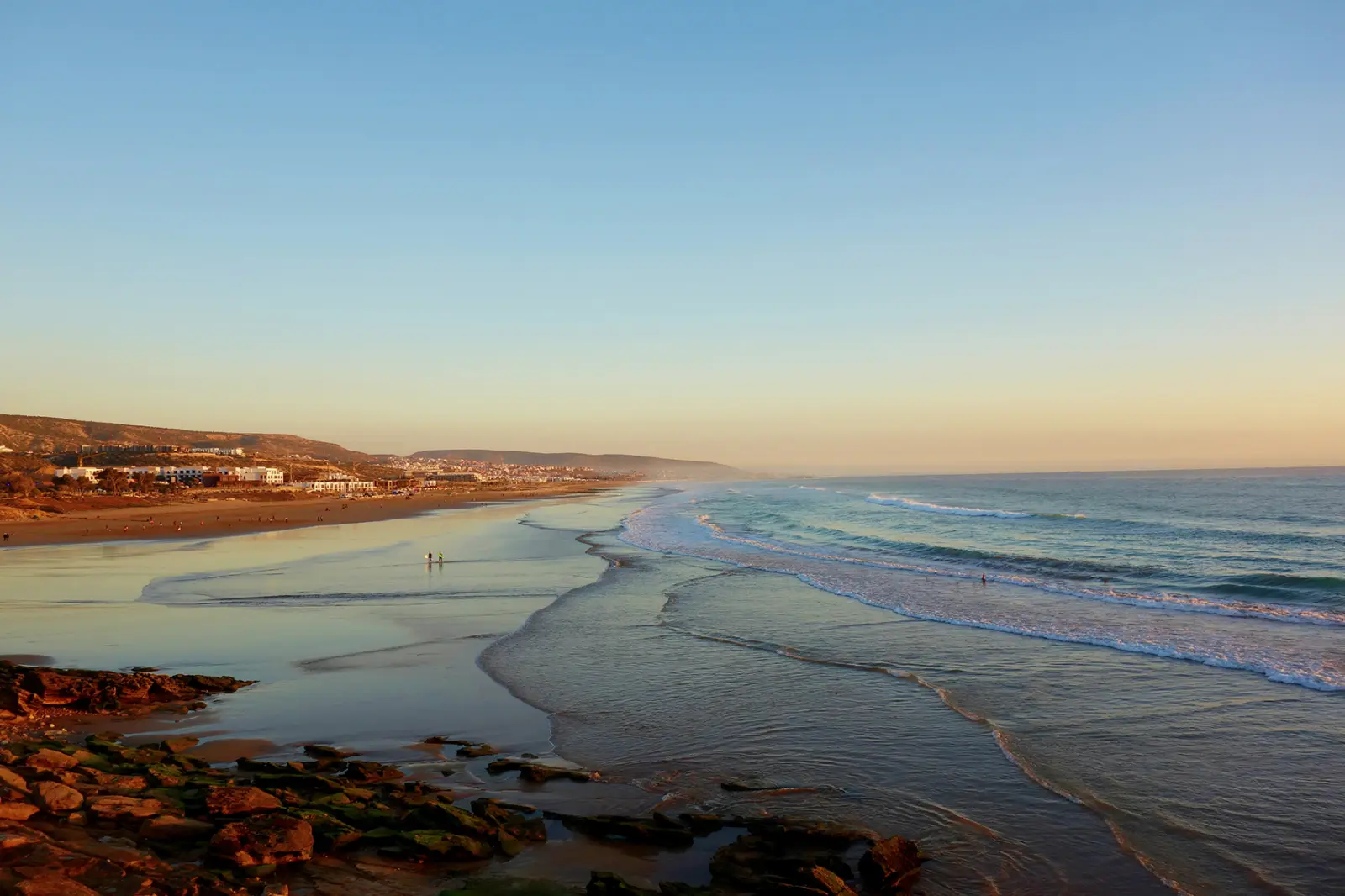 Lever du soleil sur le village côtier de Taghazout dans le Sud du Maroc près d'Agadir