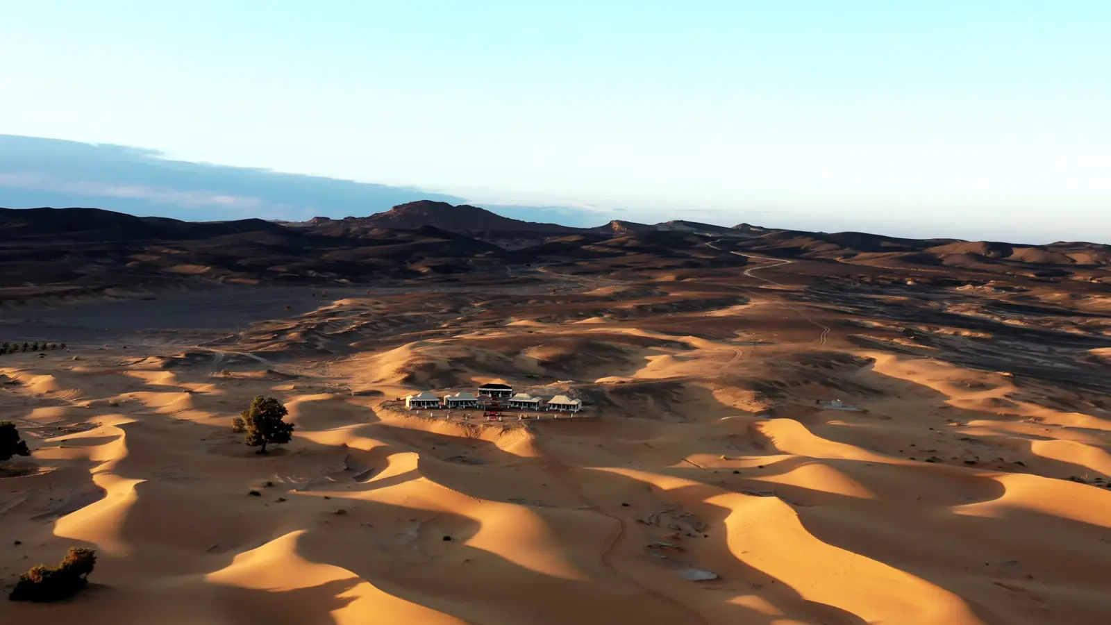 Le magnifique désert du Sahara avec son sable dorée au Maroc