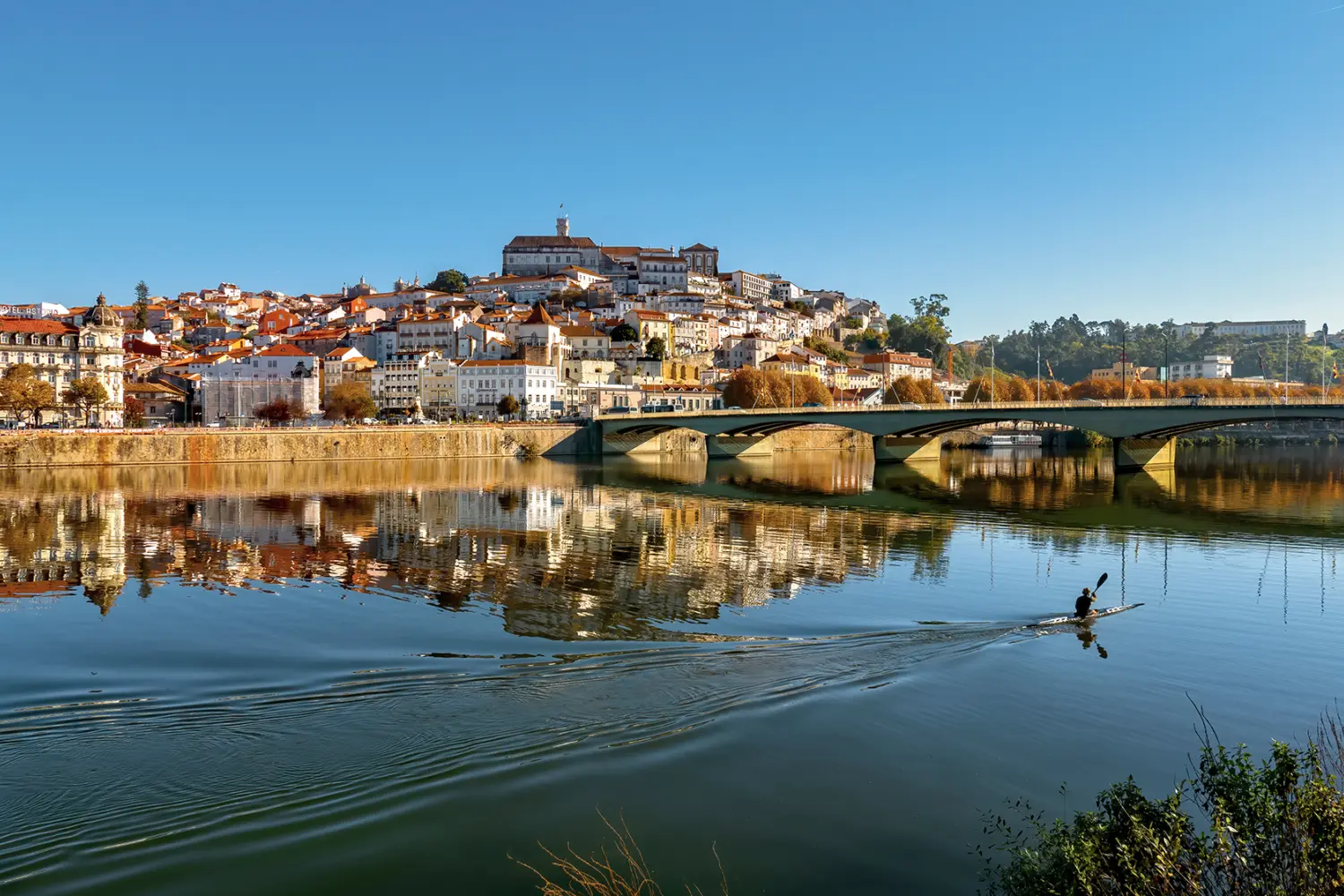 Vue sur la ville de Coimbra au Poprtugal sous un magnifique ciel bleu