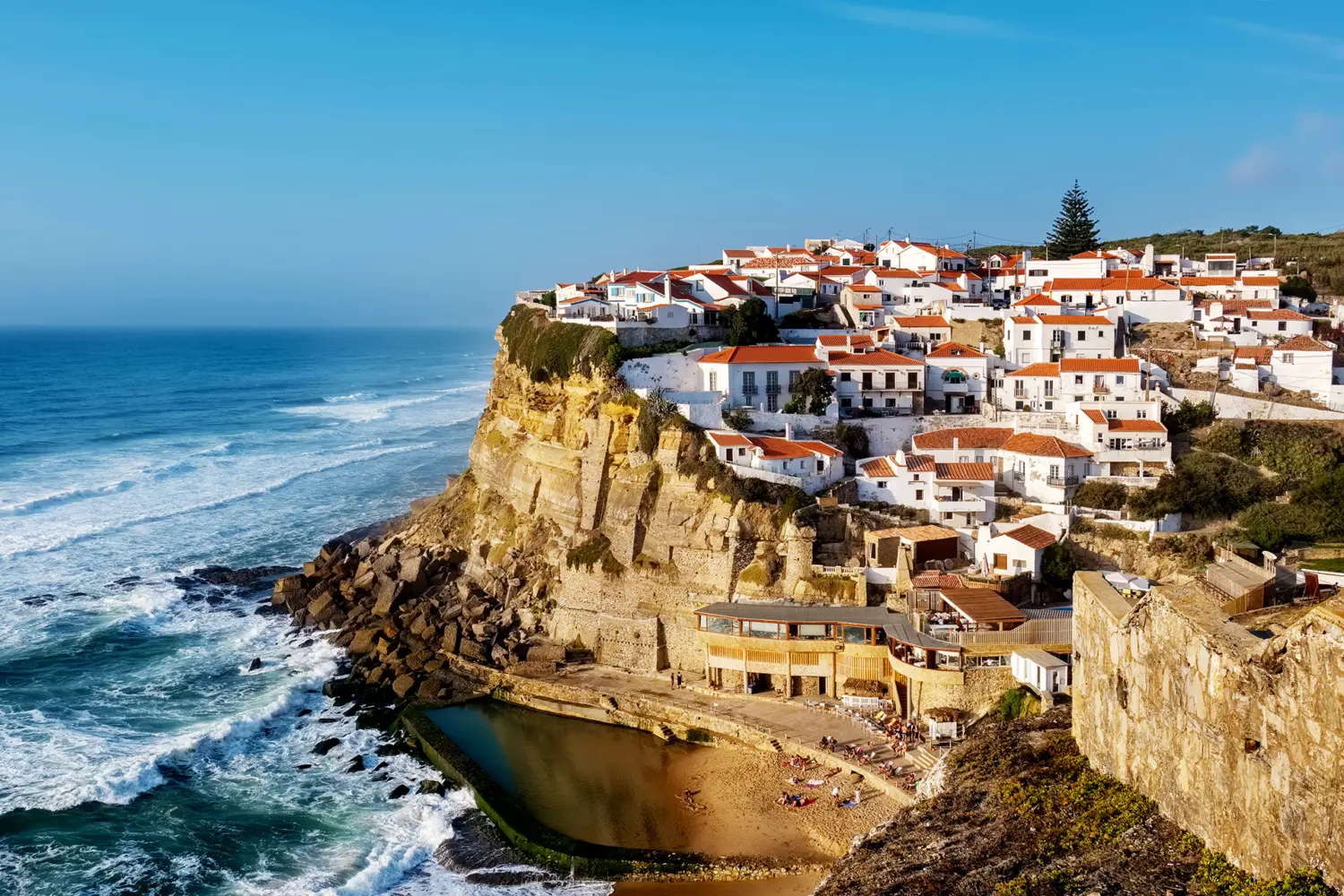 Vue aérienne sur Azendos do Mar, l'un des villages les plus uniques et spectaculaires du littoral portugais