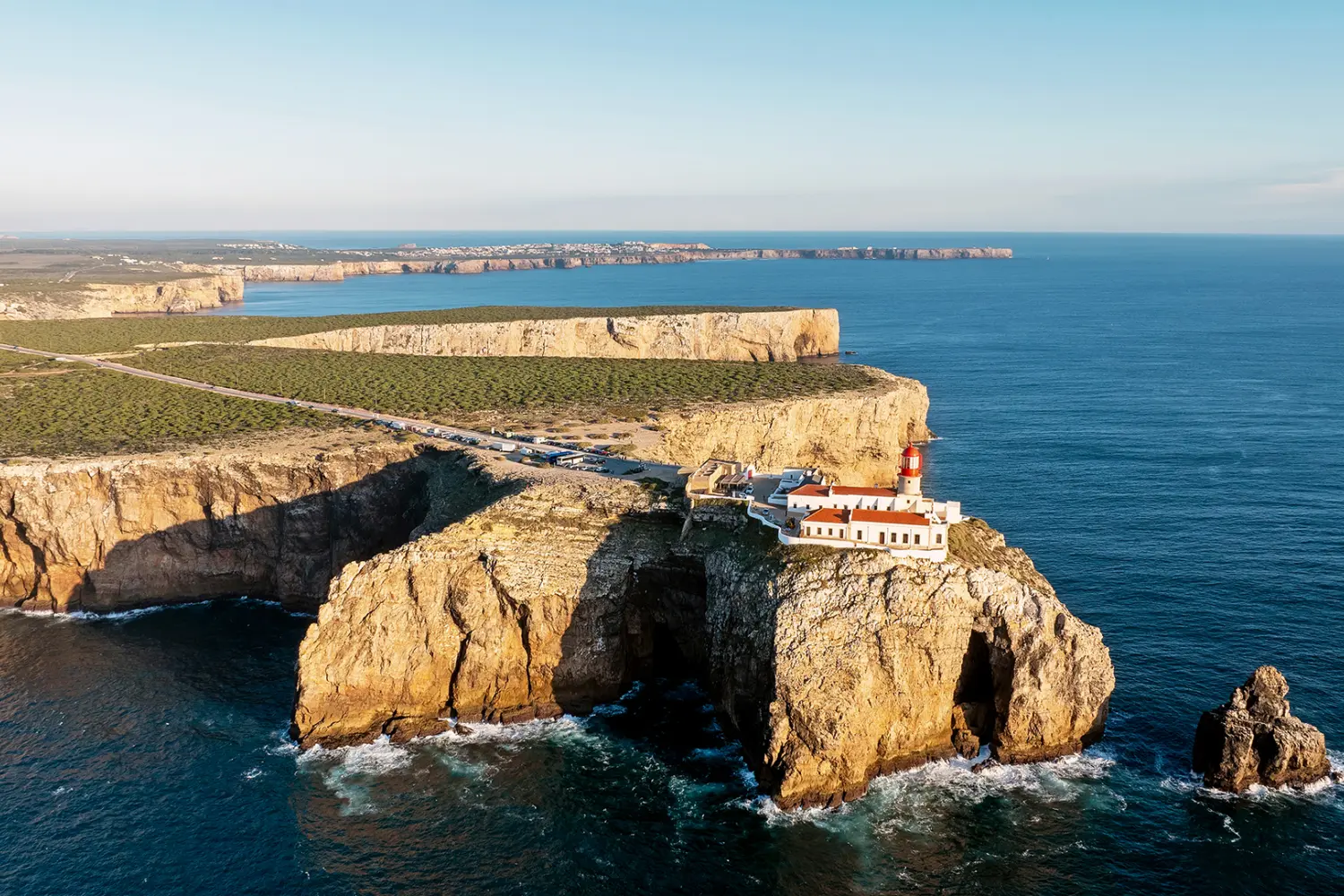 Vue aérienne sur le Cap Saint-Vincent en bord de mer avec les magnifiques falaises au Portugal