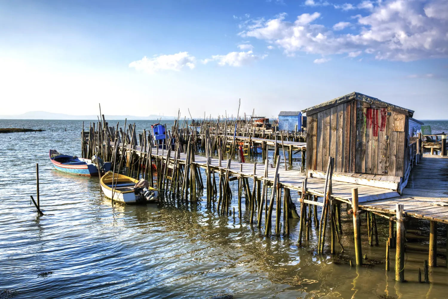 Vue sur le petit port de Carrasqueira, pittoresque village de pêcheurs au Portugal