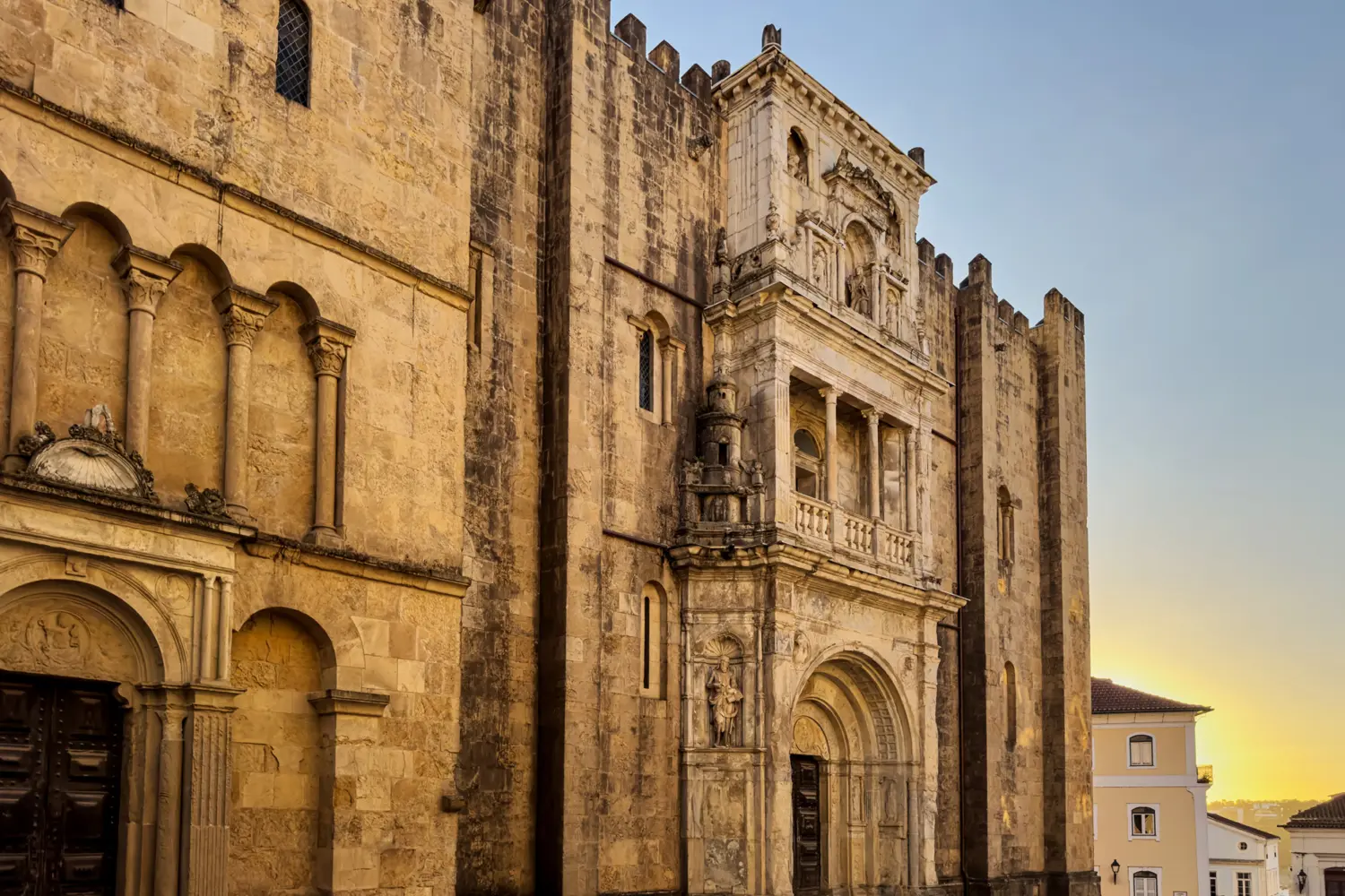 Façade de l'ancienne cathédrale de Coimbra au Portugal