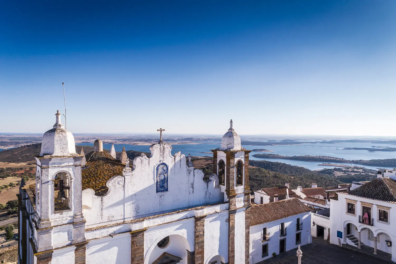 Vue aérienne sur la façade d'une église dans le village historique de Monsaraz dans la région de l'Alentejo au Portugal