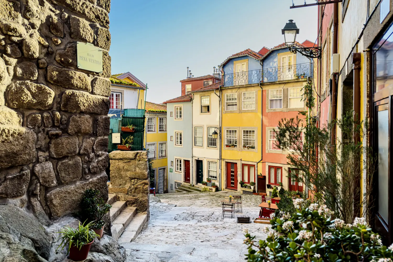 Petite ruelle colorée dans le coeur historique de Porto au Portugal