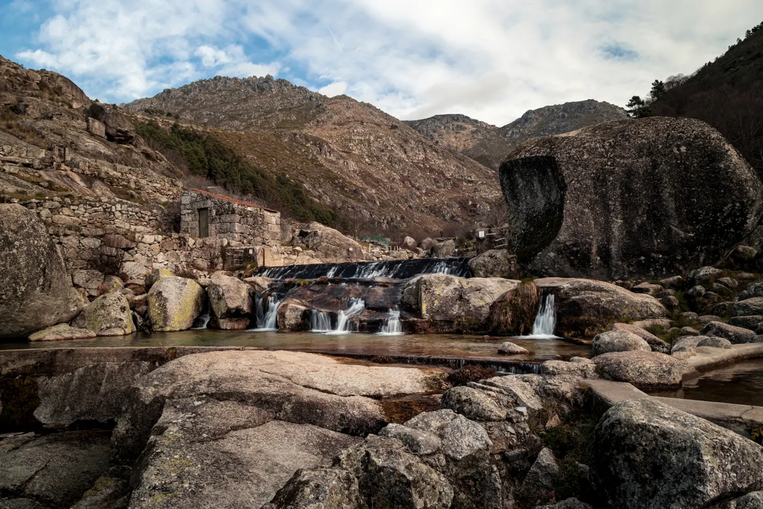 Paysage de la région Serra da Estrela avec cascade d'eau au Portugal