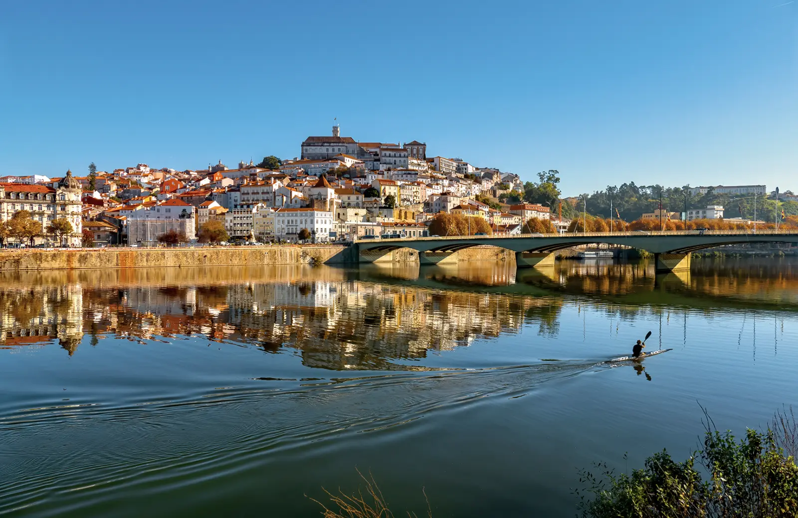 Vue sur la ville de Coimbra au Poprtugal sous un magnifique ciel bleu
