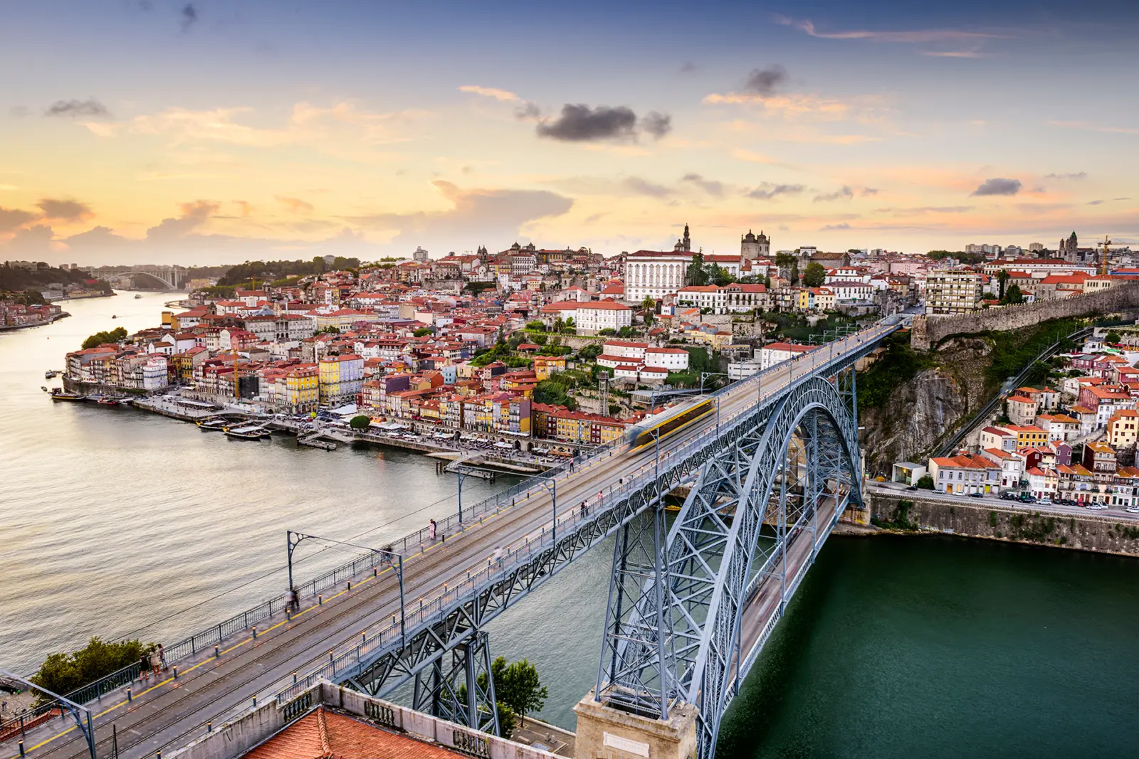 Vue aérienne sur le pont Dom Luis à Porto avec la ville en arrière-plan, au Portugal