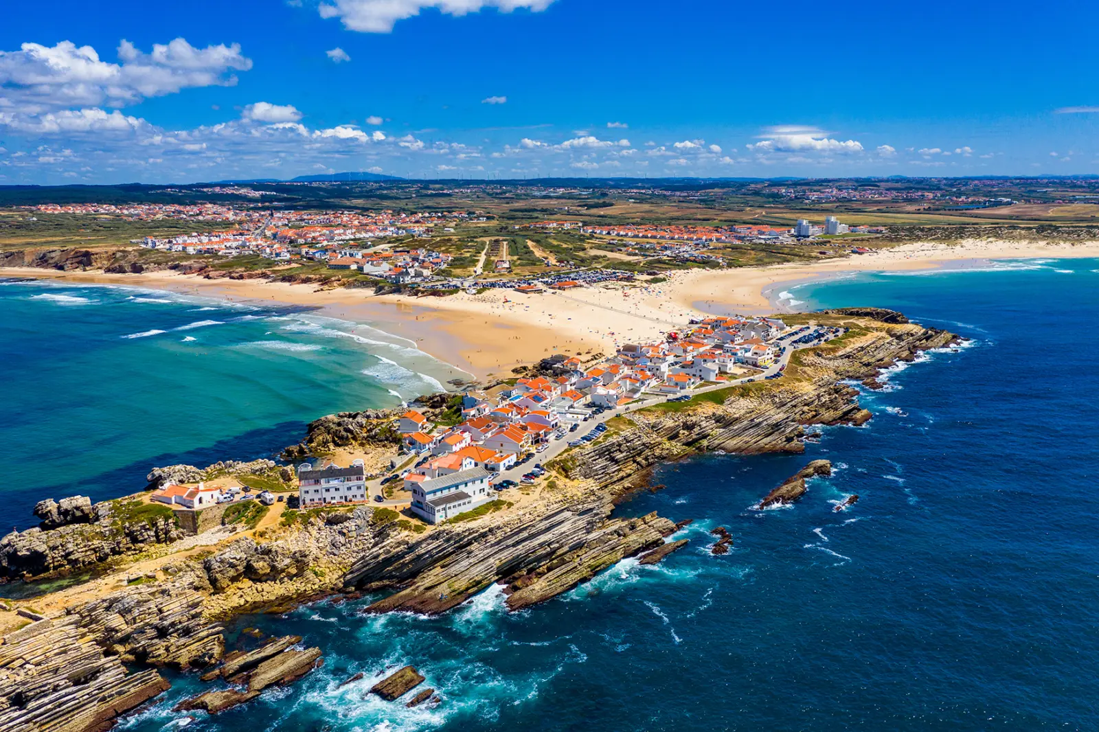 Vue aérienne sur la côte ouest du Portugal près de Peniche
