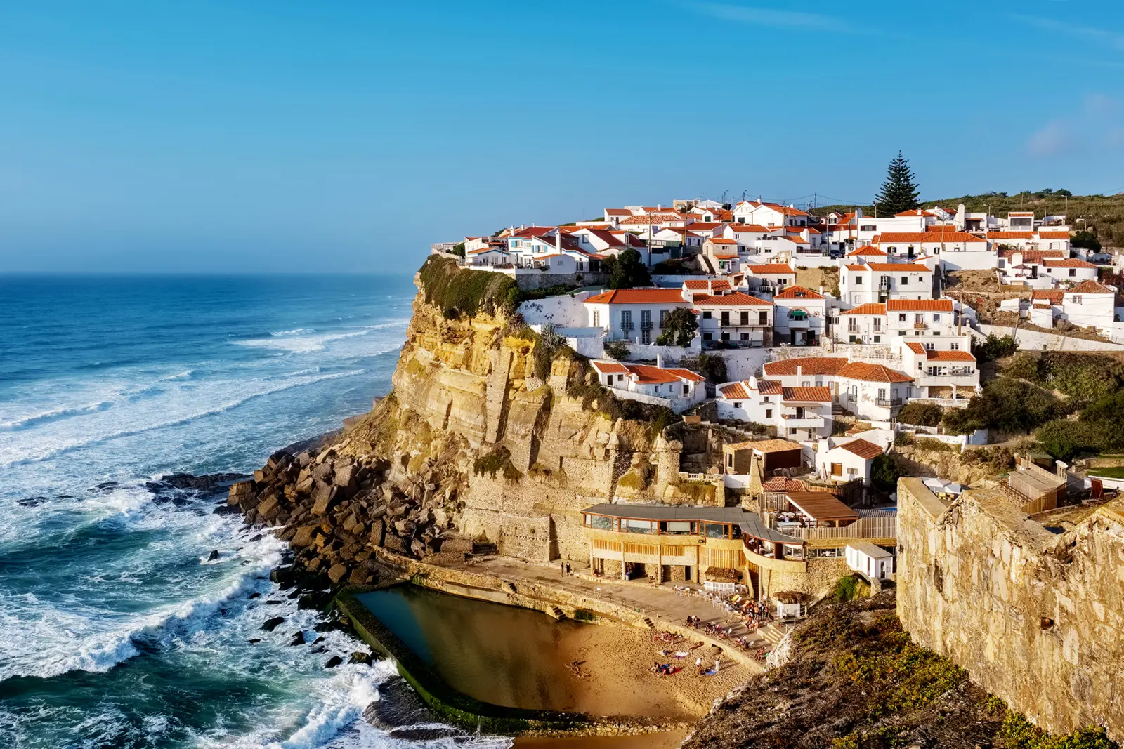 Vue aérienne sur Azendos do Mar, l'un des villages les plus uniques et spectaculaires du littoral portugais