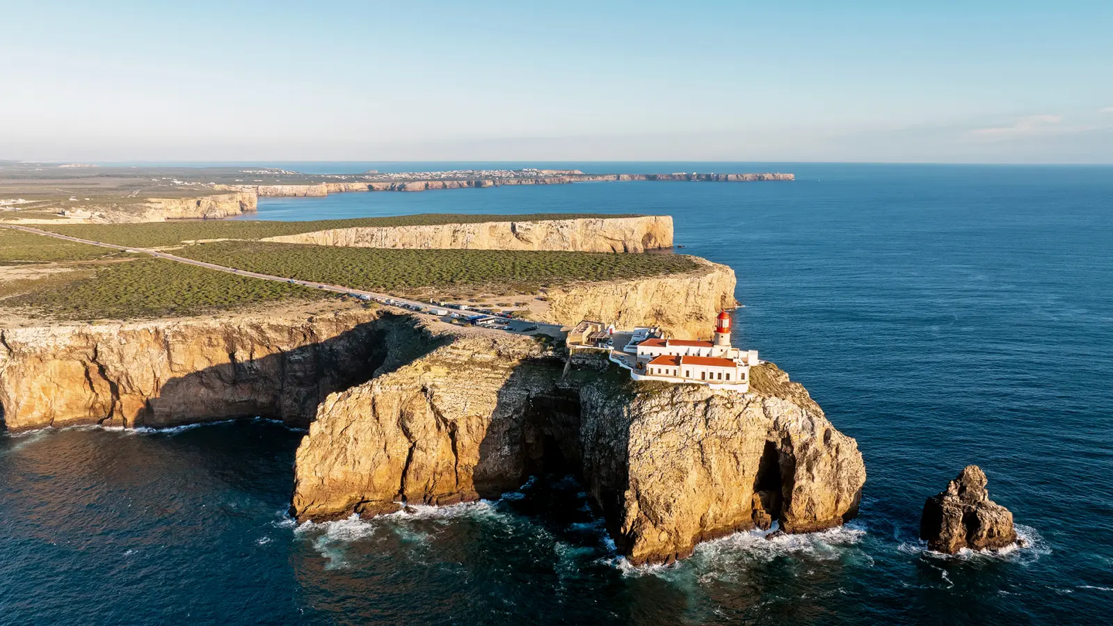Vue aérienne sur le Cap Saint-Vincent en bord de mer avec les magnifiques falaises au Portugal