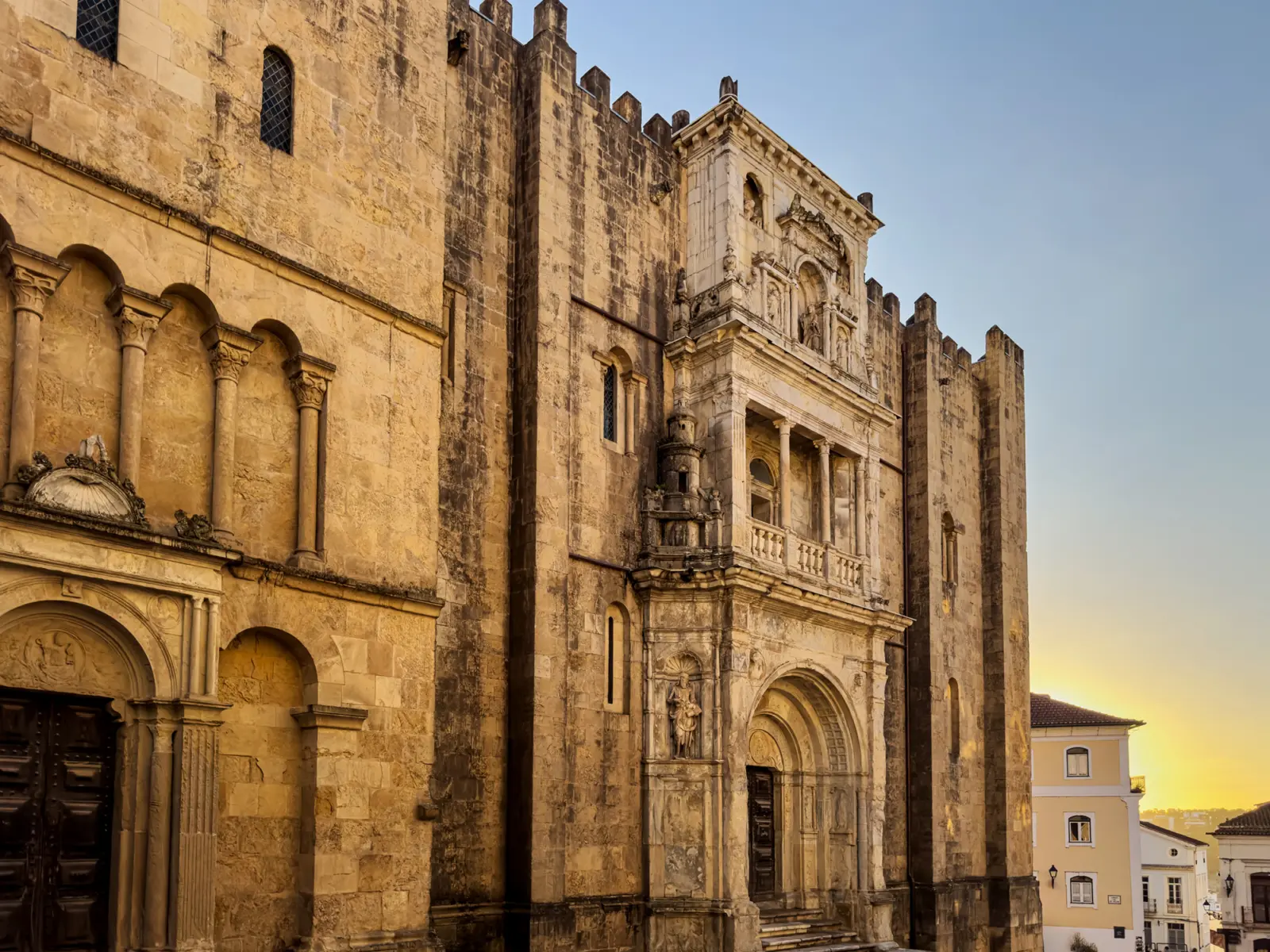 Façade de l'ancienne cathédrale de Coimbra au Portugal