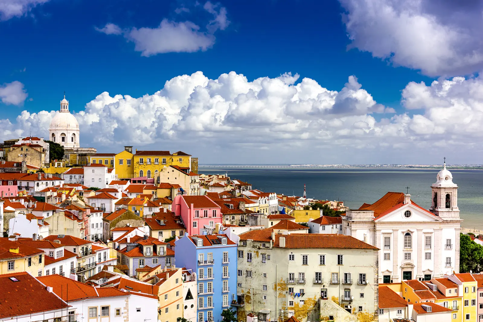 Vue aérienne sur le quartier coloré Alfama à Lisbonne au Portugal sous un ciel bleu