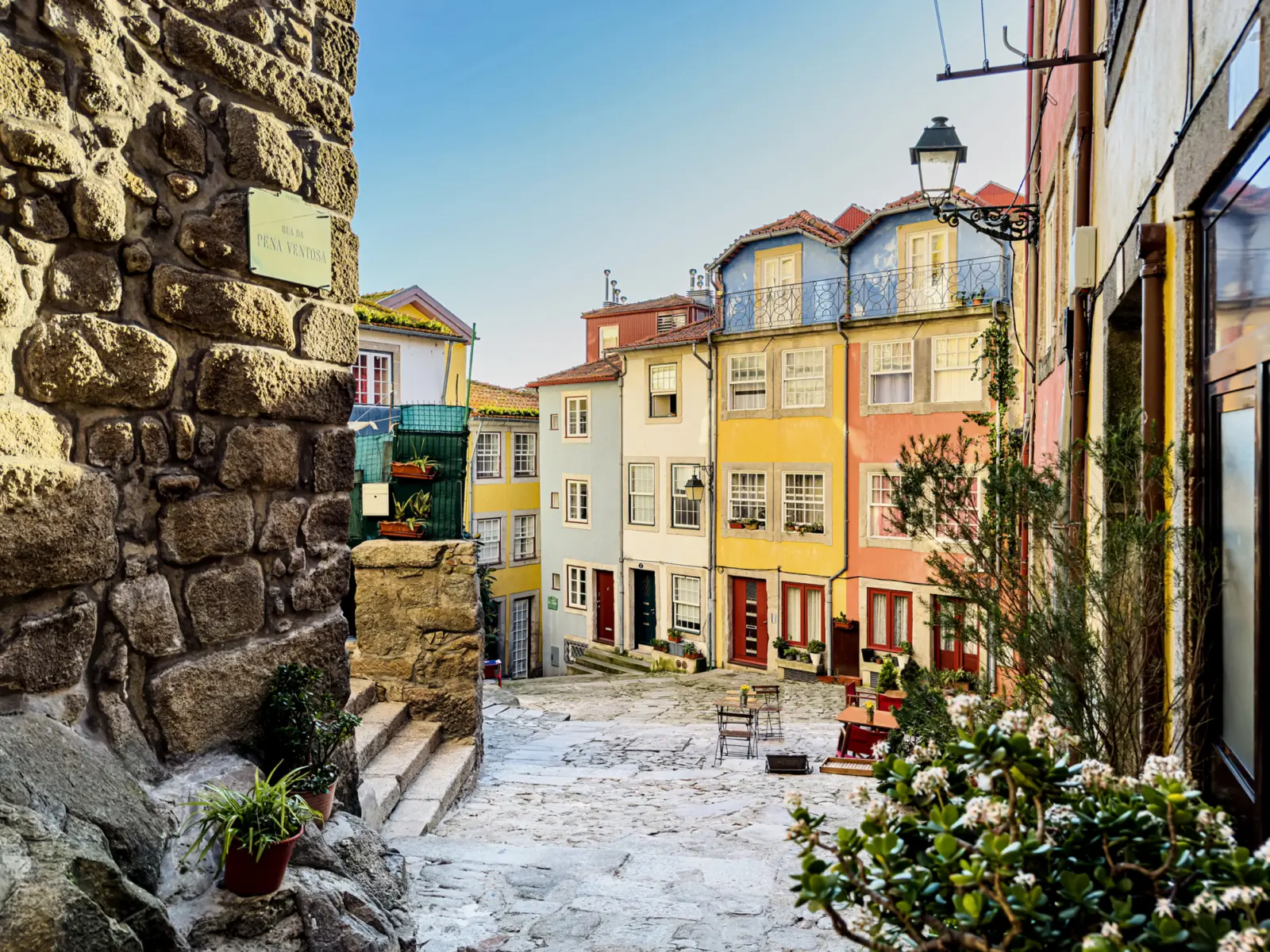 Petite ruelle colorée dans le coeur historique de Porto au Portugal