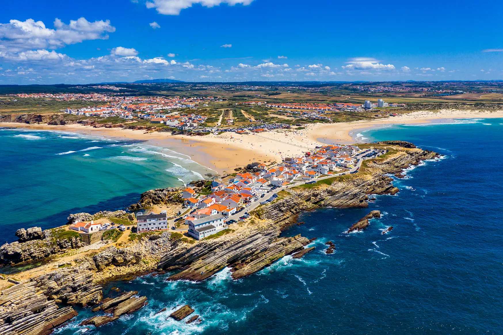 Vue aérienne sur la côte ouest du Portugal près de Peniche