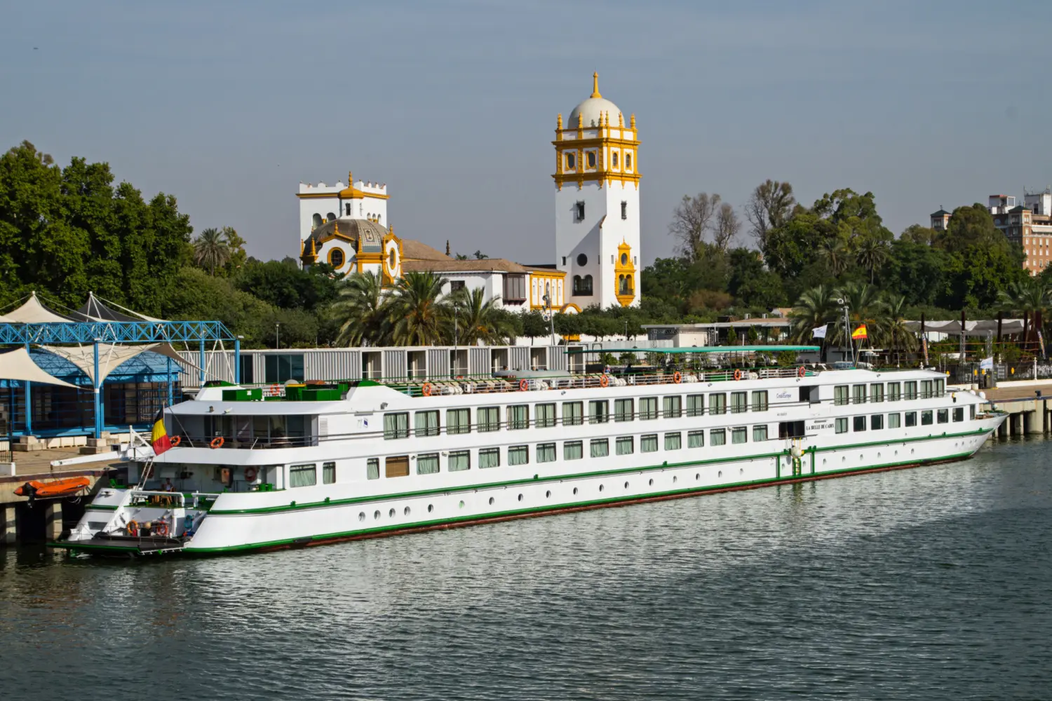 Vue extérieure sur La Belle de Cadix de CroisiEurope naviguant sur le Guadalquivir en Espagne