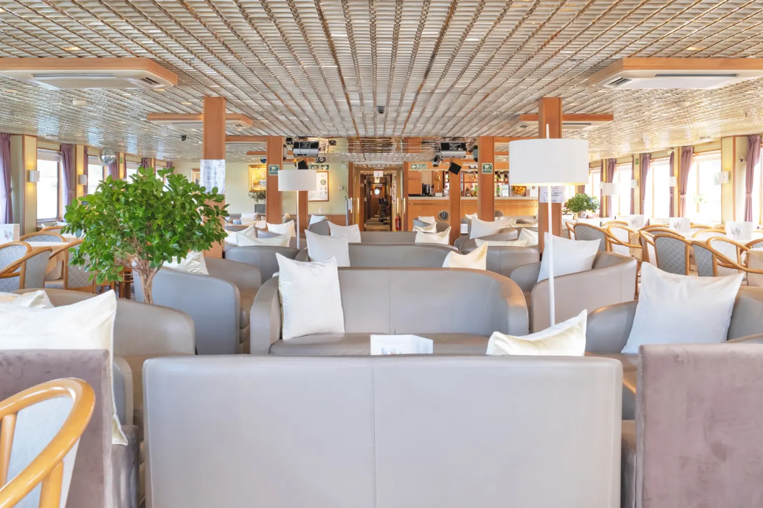 Salon-bar à bord du MS La Belle de Cadixde CroisiEurope