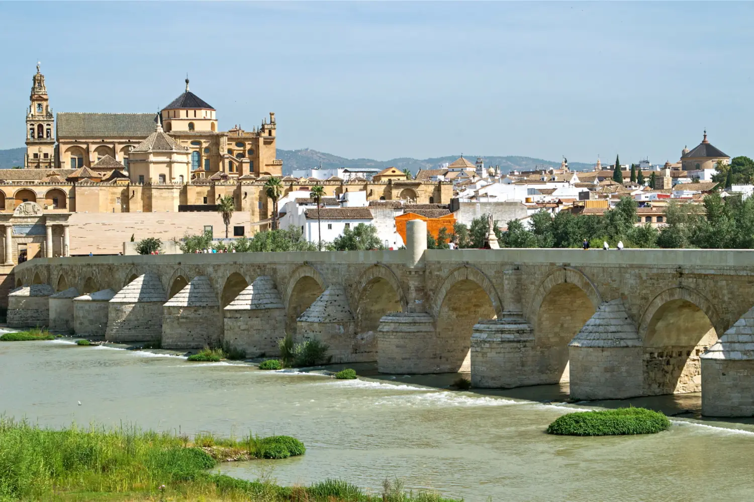 Vue sur la Cathédrale de Cordoue sur les rives du Guadalquivir en Espagne