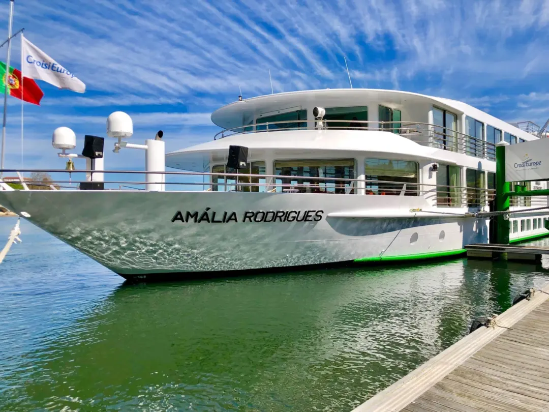 Vue extérieure sur le MS Amalia Rodrigues de CroisiEurope naviguant sur le Douro au Portugal