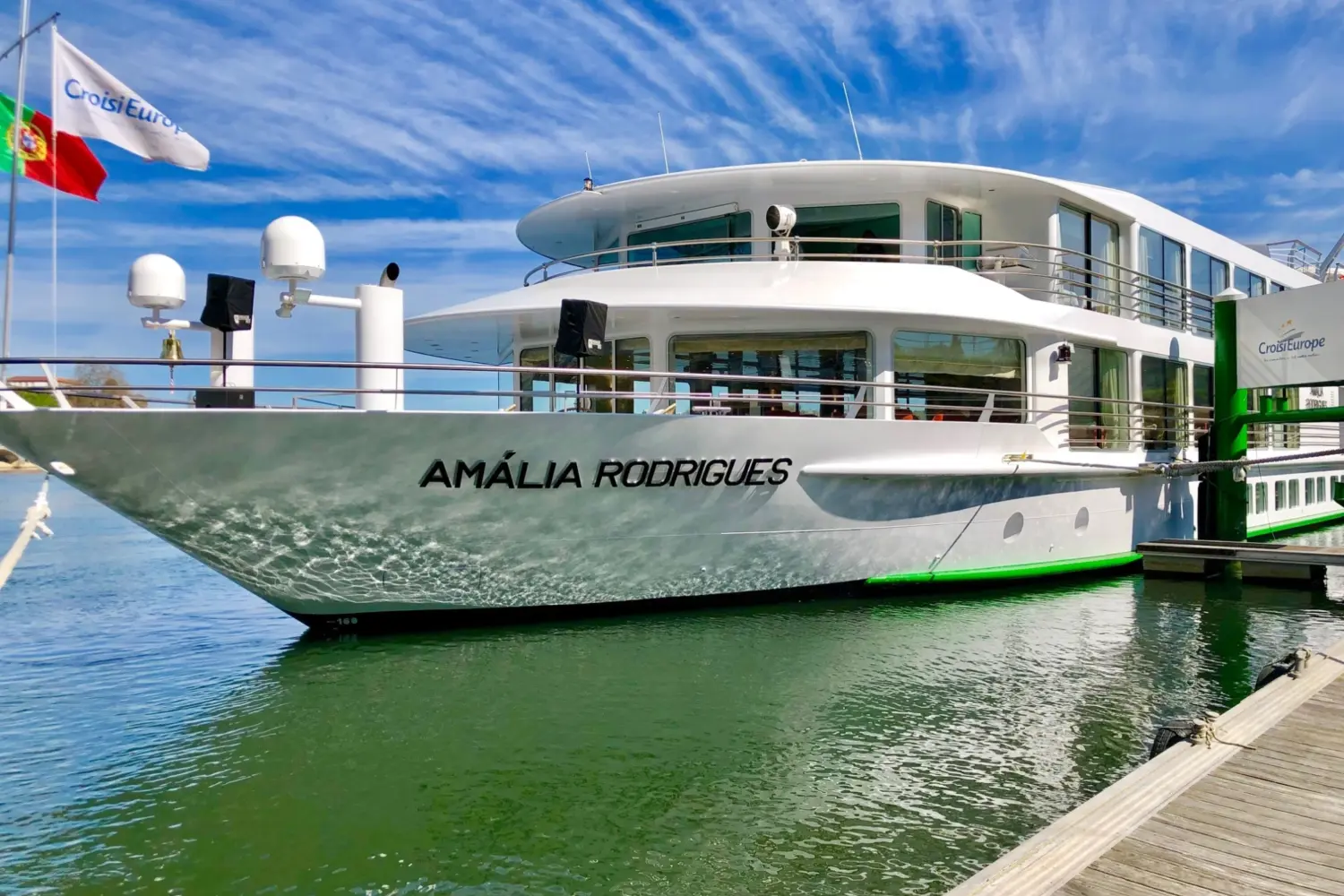 Vue extérieure sur le MS Amalia Rodrigues de CroisiEurope naviguant sur le Douro au Portugal