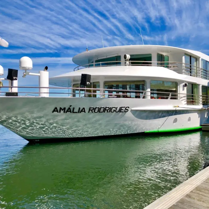 Vue extérieure sur le MS Amalia Rodrigues de CroisiEurope naviguant sur le Douro au Portugal