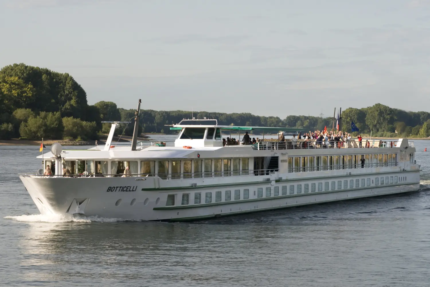 Vue extérieure sur le MS Botticelli de CroisiEurope naviguant sur la Seine