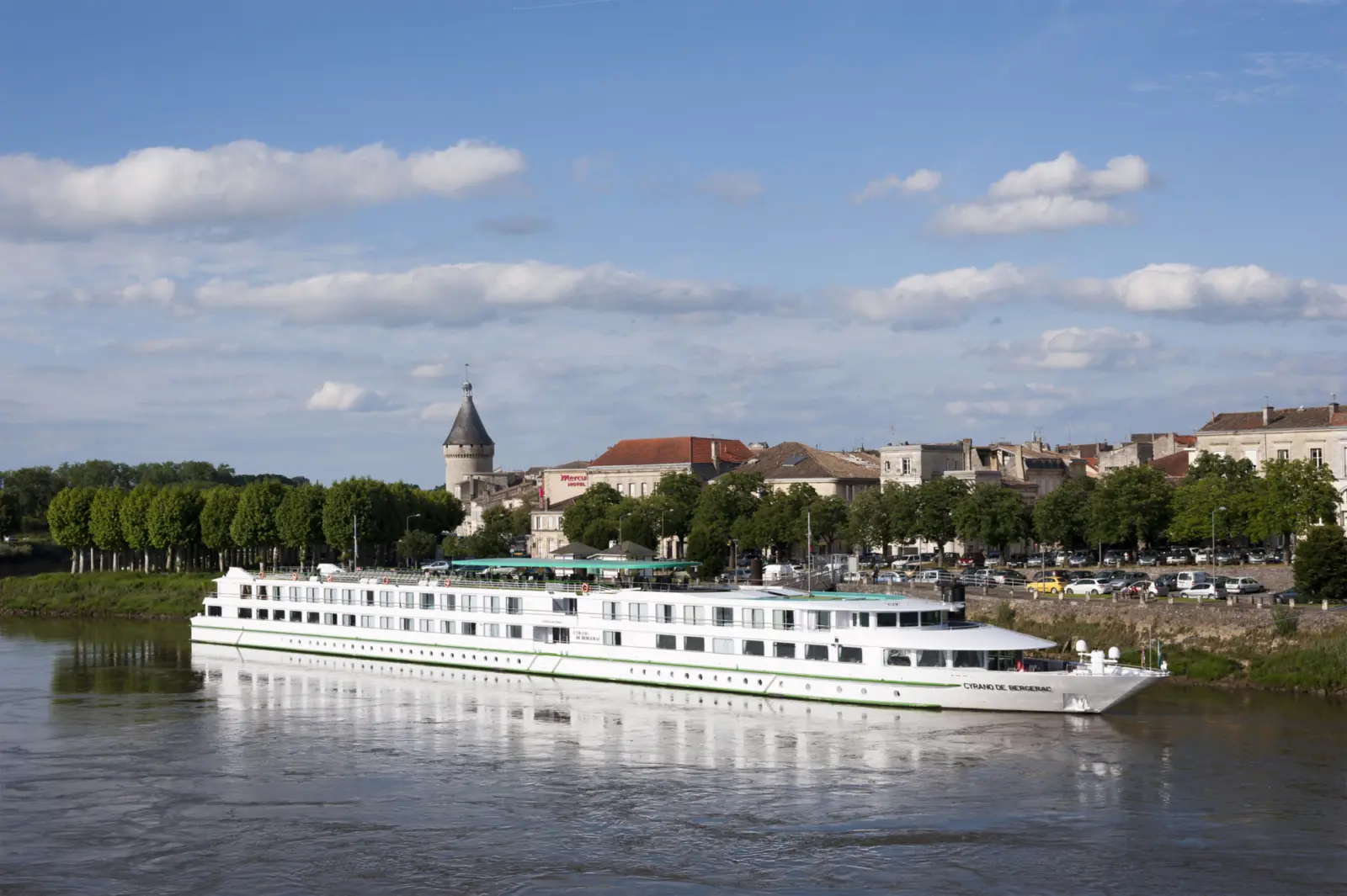 Vue extérieure sur le MS Cyrano de Bergerac naviguant sur la Garonne en France