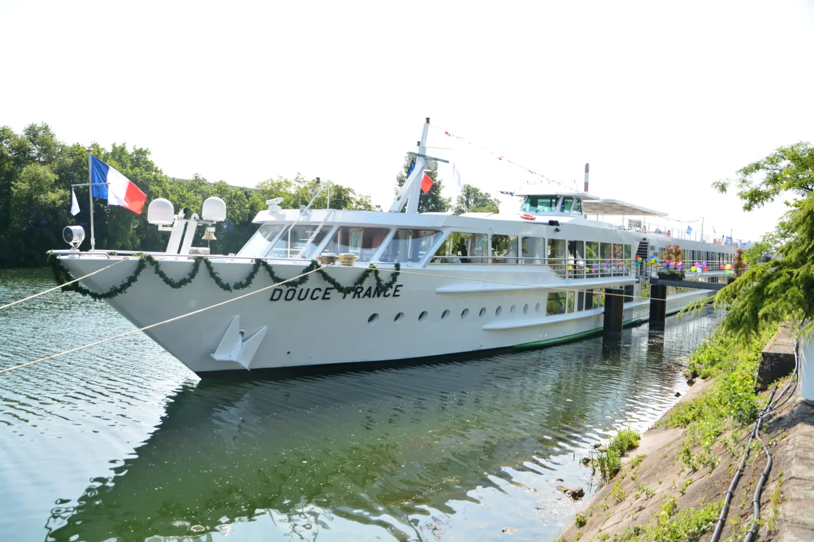 Vue extérieure sur le MS Douce France de CroisiEurope