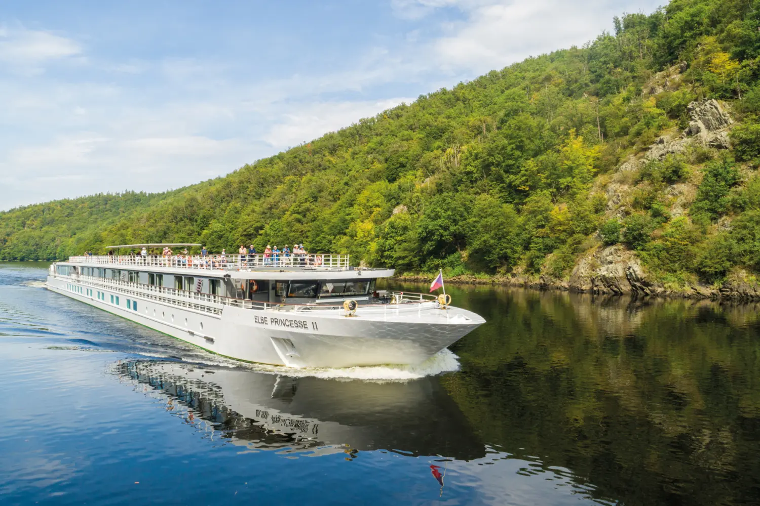 Vue extérieure sur le MS Elbe Princesse II de CroisiEurope naviguant sur la Moldau en Tchéquie