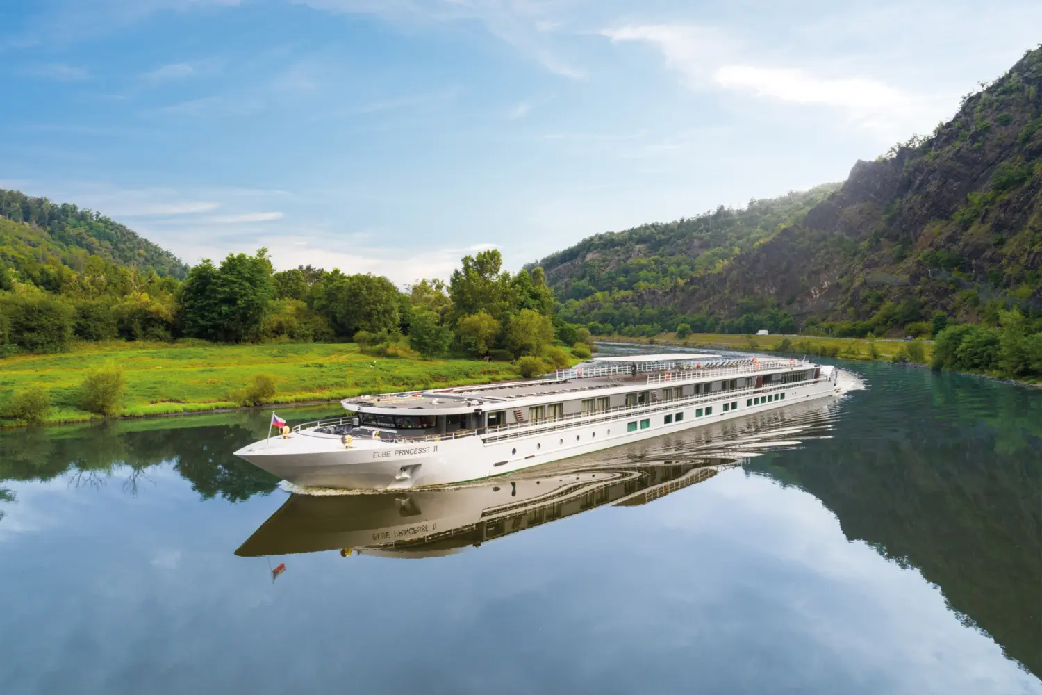 Vue extérieure sur le MS Elbe Princesse II de CroisiEurope naviguant sur la Moldau en Tchéquie