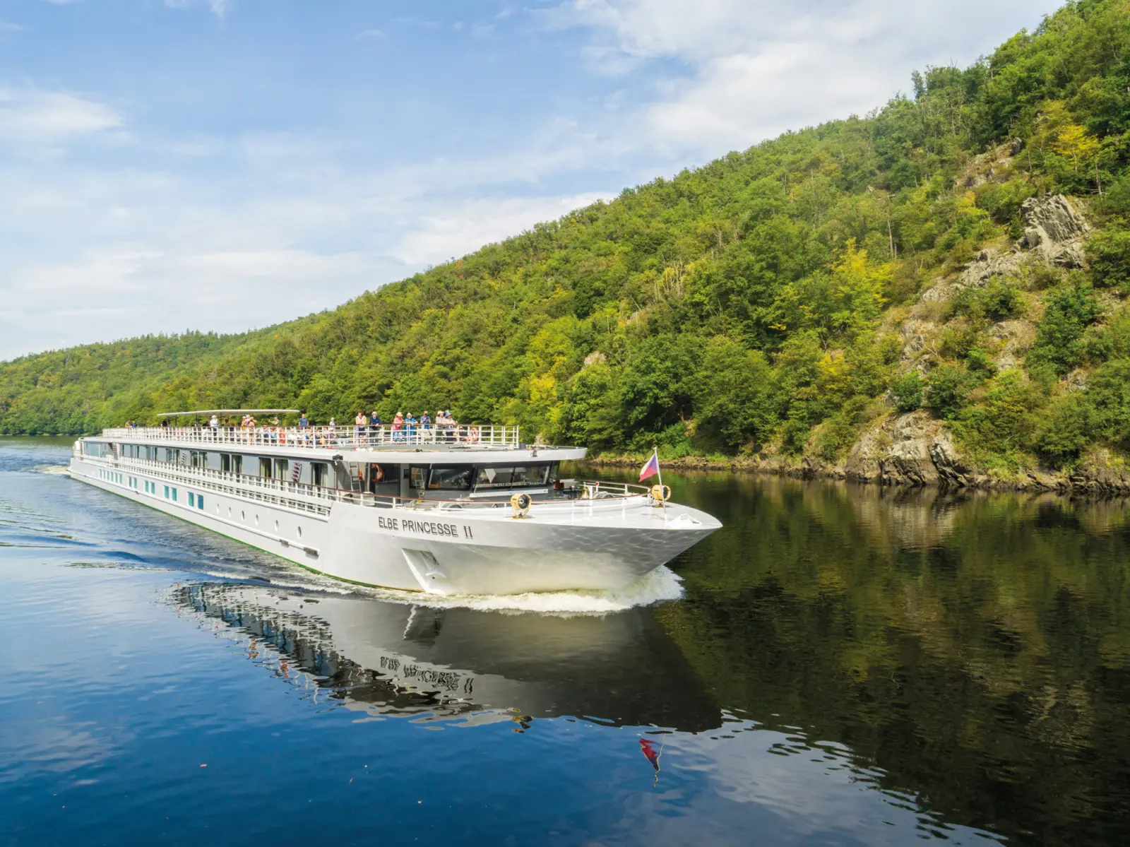 Vue extérieure sur le MS Elbe Princesse II de CroisiEurope naviguant sur la Moldau en Tchéquie