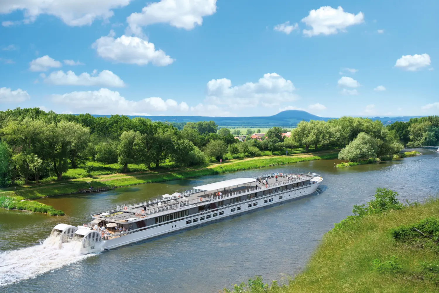 Vue extérieure sur le MS Elbe Princesse de CroisiEurope naviguant sur l'Elbe
