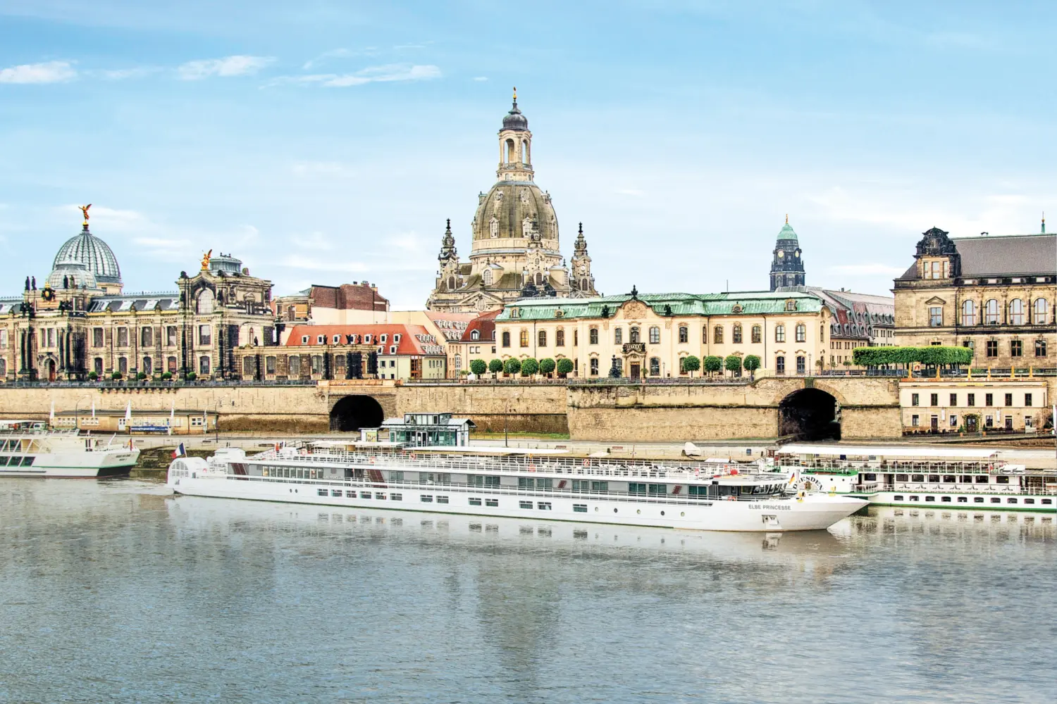 Vue extérieure sur le MS Elbe Princesse de CroisiEurope naviguant sur l'Elbe avec en arrière-plan la ville de Dresde en Allemagne