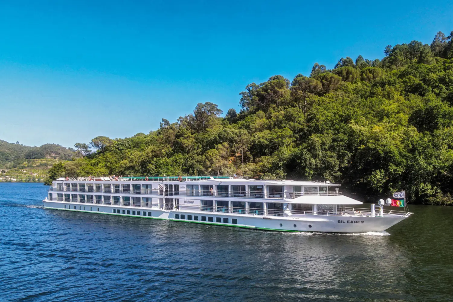 Vue extérieure sur le MS Gil Eanes de CroisiEurope naviguant sur le Douro au Portugal