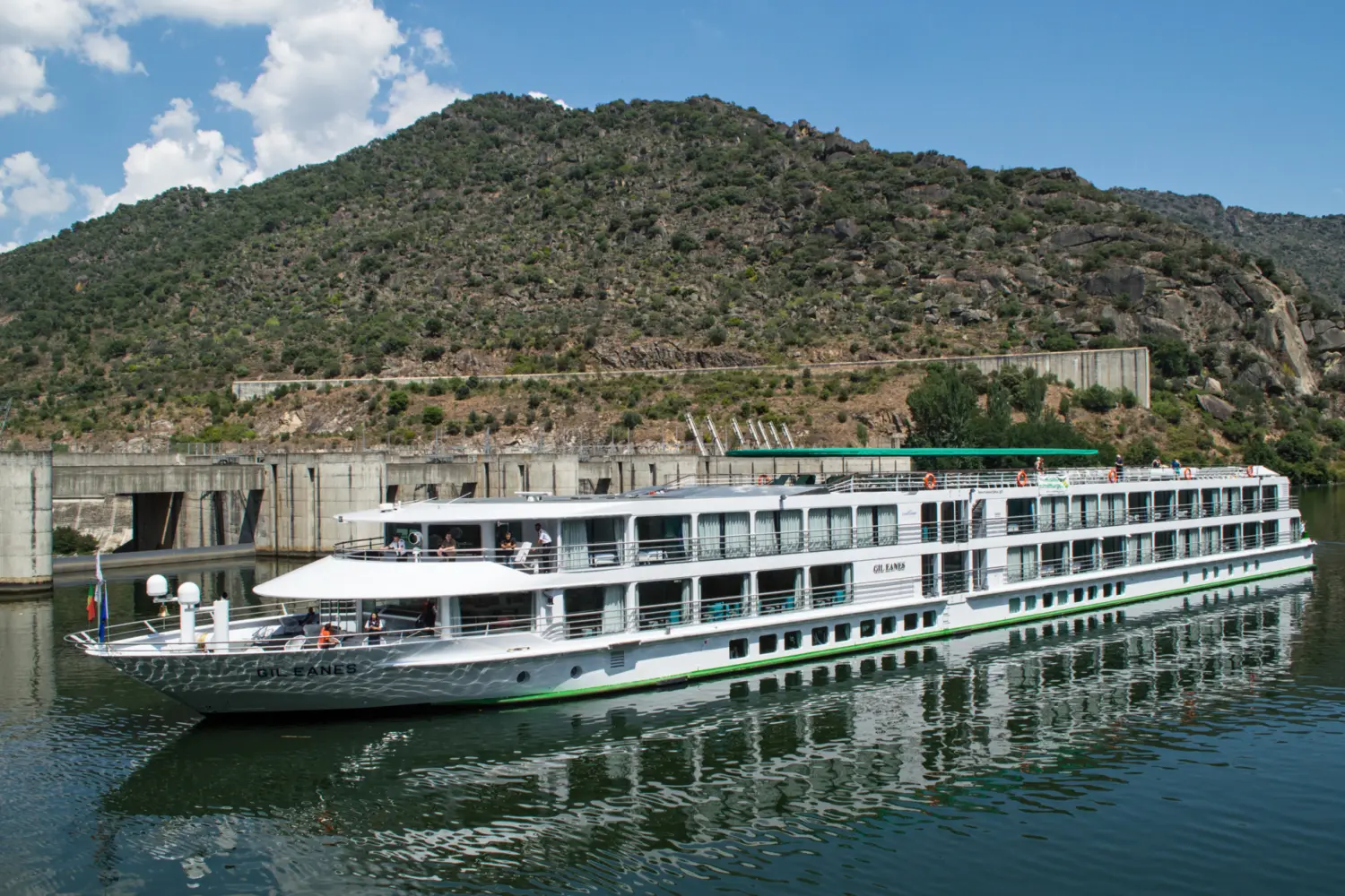 Vue extérieure sur le MS Gil Eanes de CroisiEurope naviguant sur le Douro au Portugal