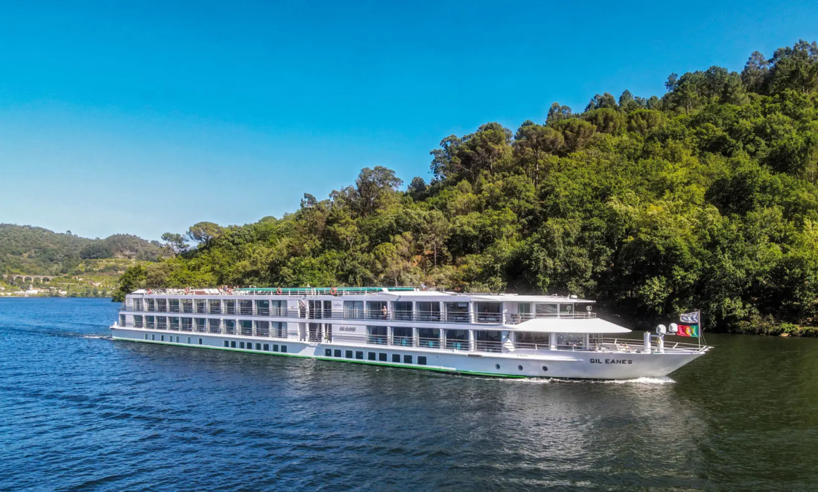 Vue extérieure sur le MS Gil Eanes de CroisiEurope naviguant sur le Douro au Portugal