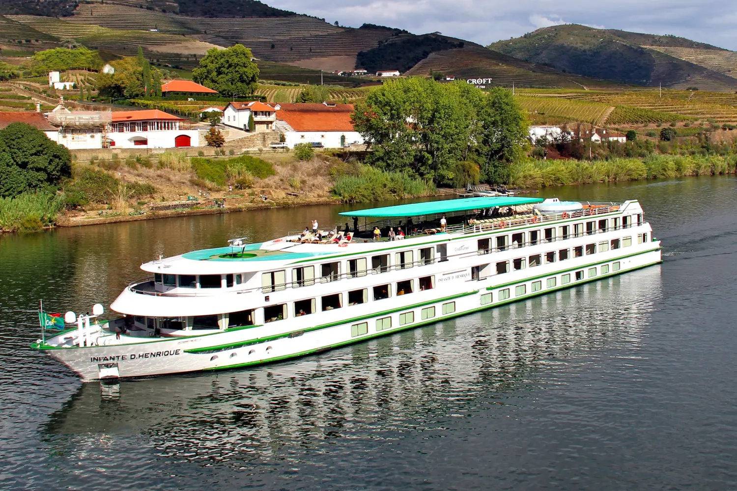 Vue extérieure sur le MS Infante Don Henrique de CroisiEurope naviguant sur le Douro