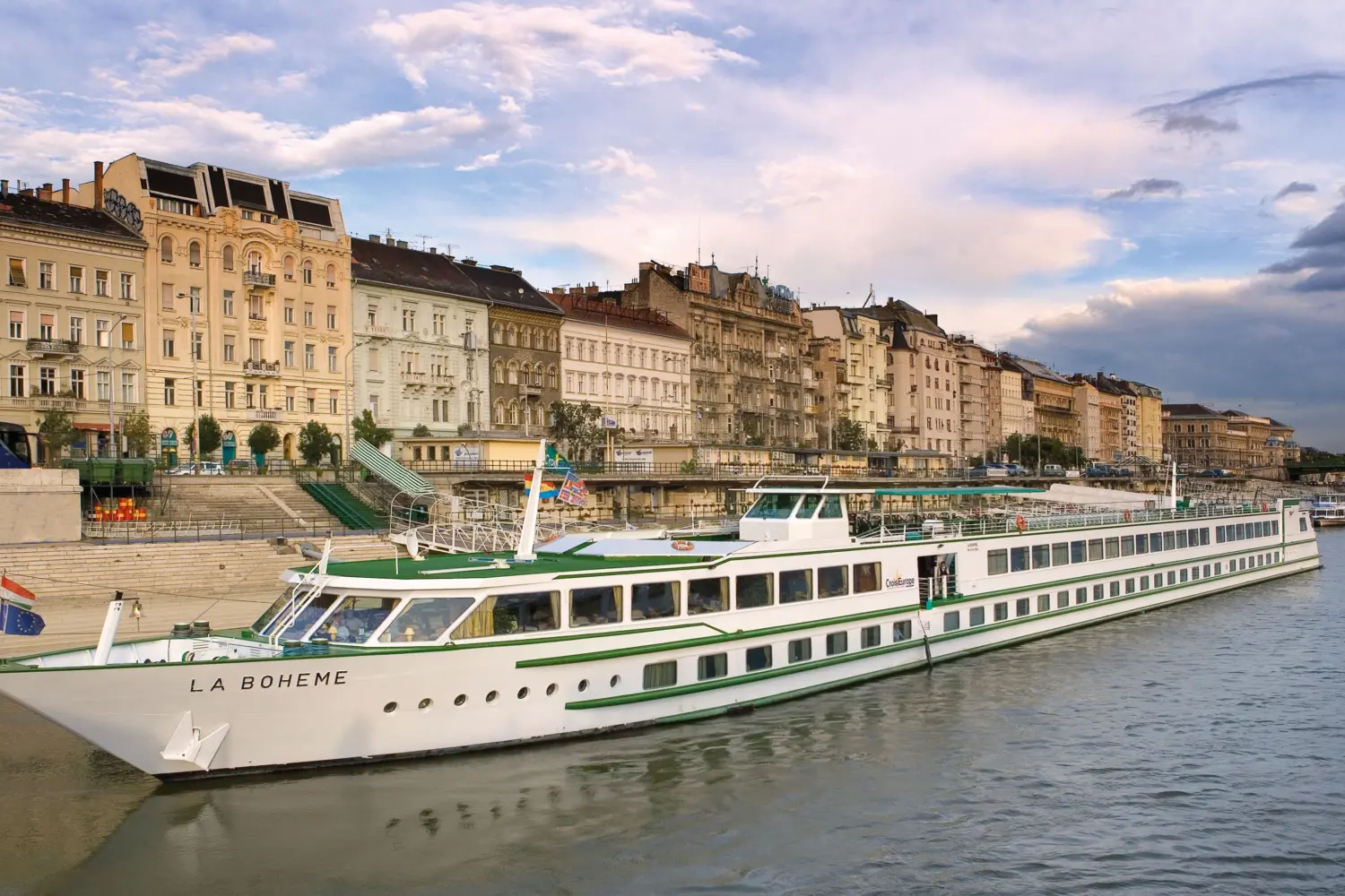 Vue extérieure sur le MS La Bohème de CroisiEurope