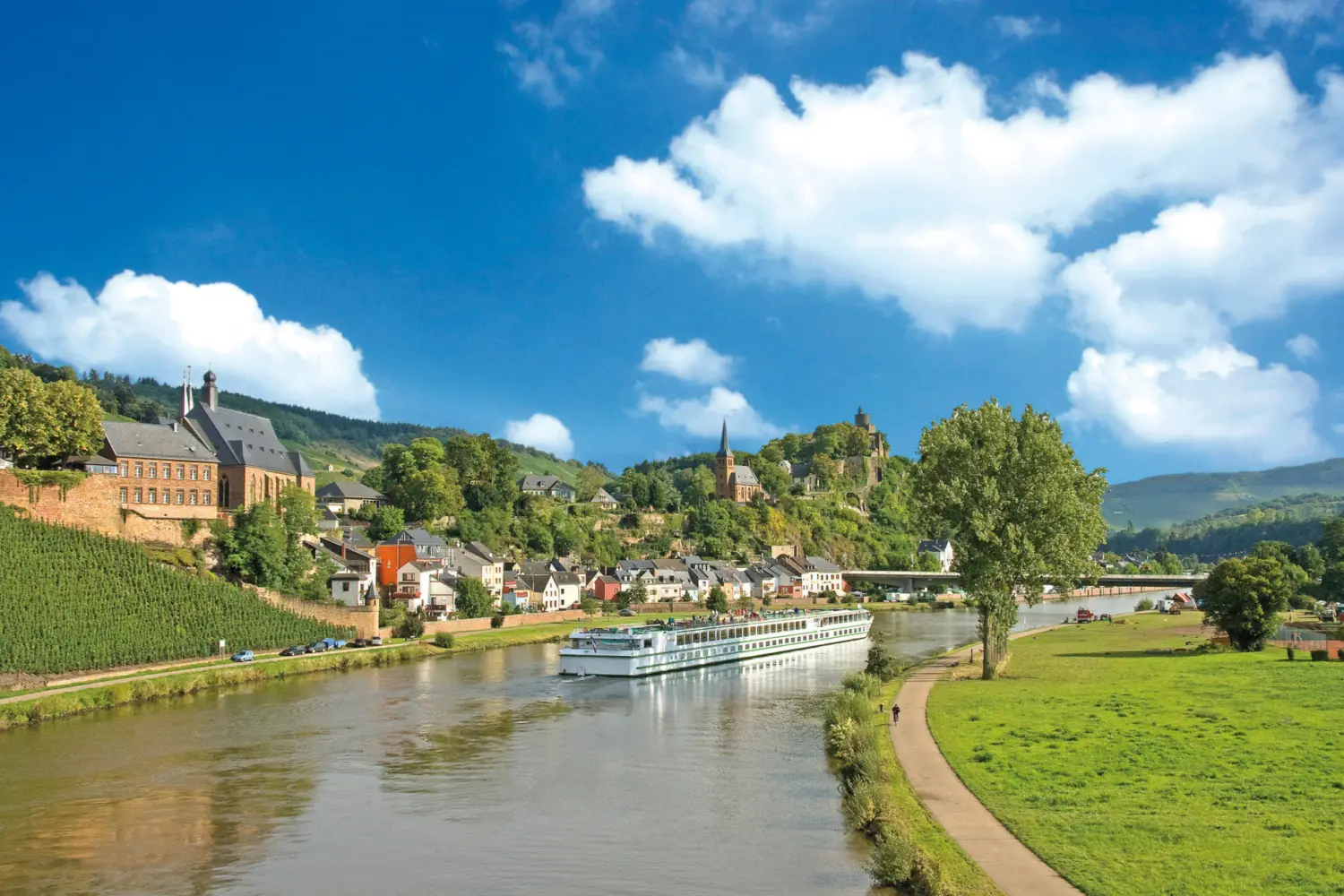 Vue extérieure sur le MS Leonardo da Vinci de CroisiEurope naviguant sur le fleuve La Moselle en Allemagne