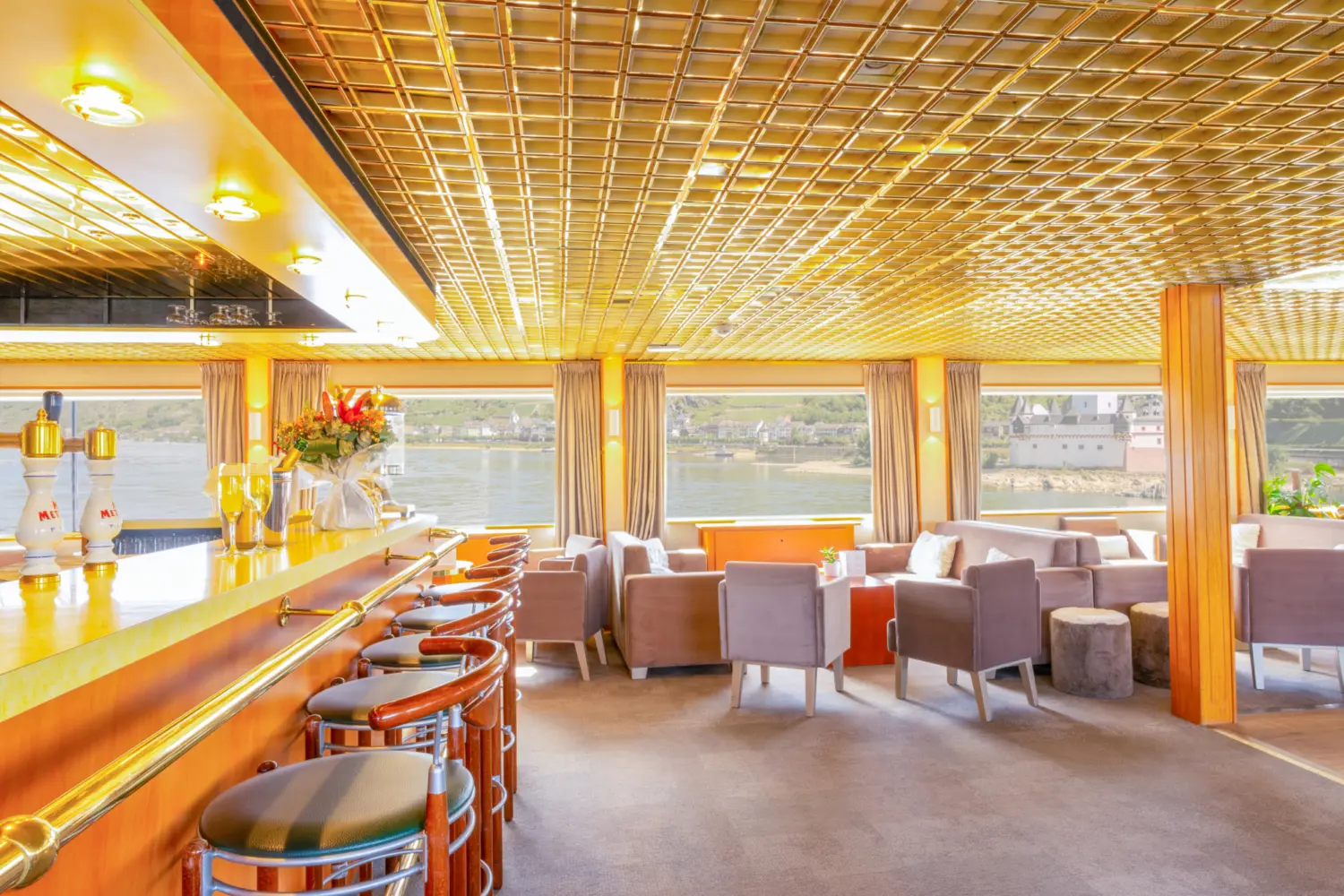 Salon-bar à bord du MS Leonardo da Vinci de CroisiEurope