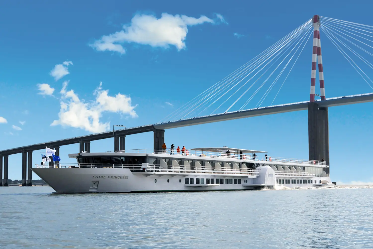 Vue extérieure sur le Loire Princesse de CroisiEurope naviguant sur la Loire en France