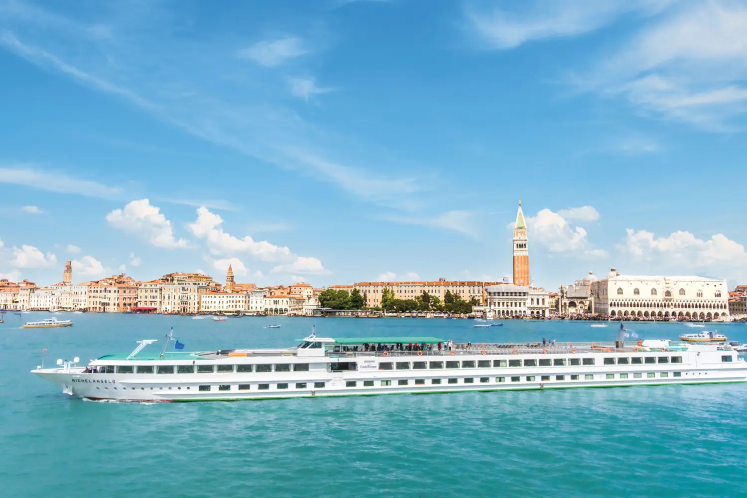 Vue extérieure du MS Michelangelo avec en arrière-plan la magnifique ville de Venise en Italie