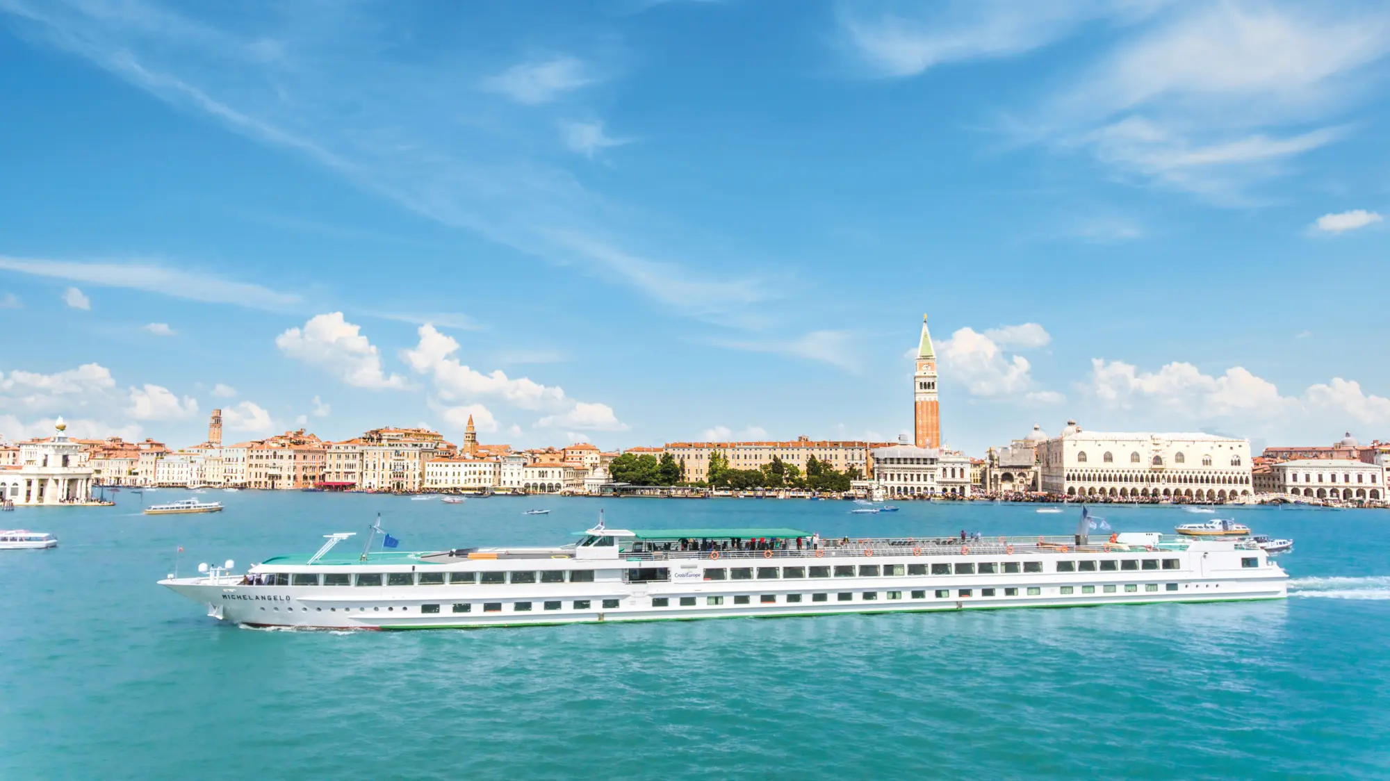 Vue extérieure du MS Michelangelo avec en arrière-plan la magnifique ville de Venise en Italie