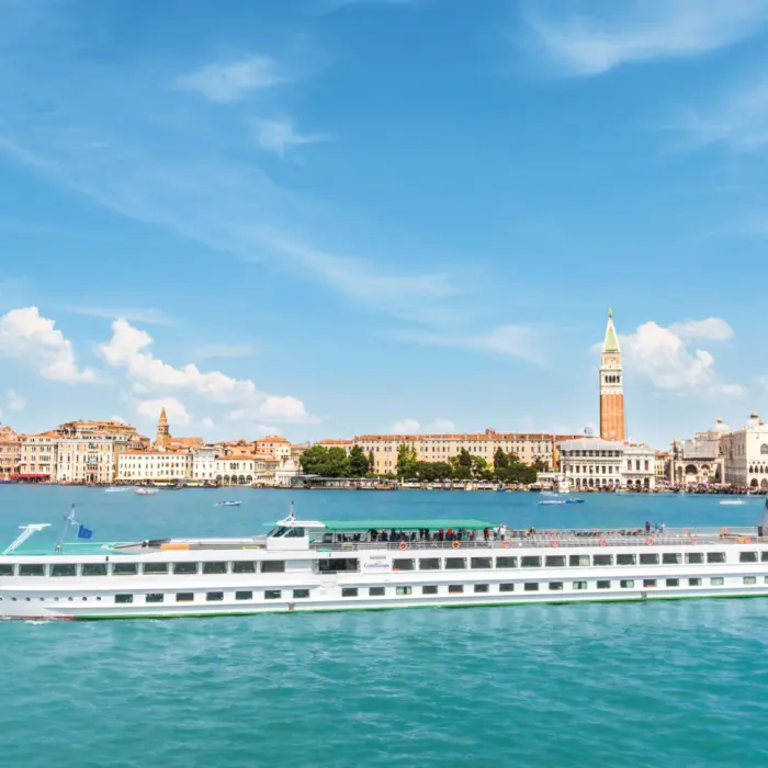 Vue extérieure du MS Michelangelo avec en arrière-plan la magnifique ville de Venise en Italie