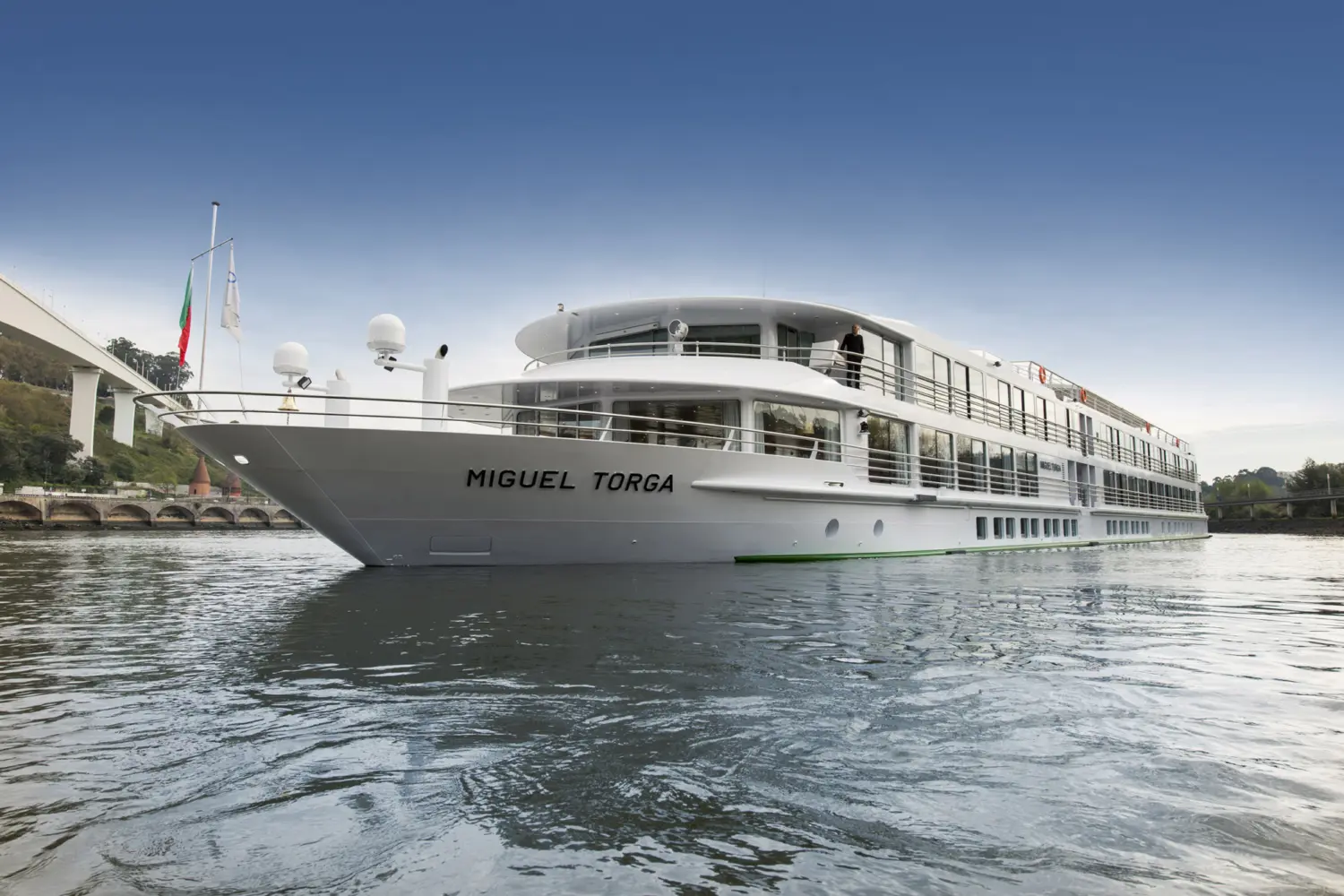 Vue extérieure sur le MS Miguel Torga de CroisiEurope naviguant sur le Douro
