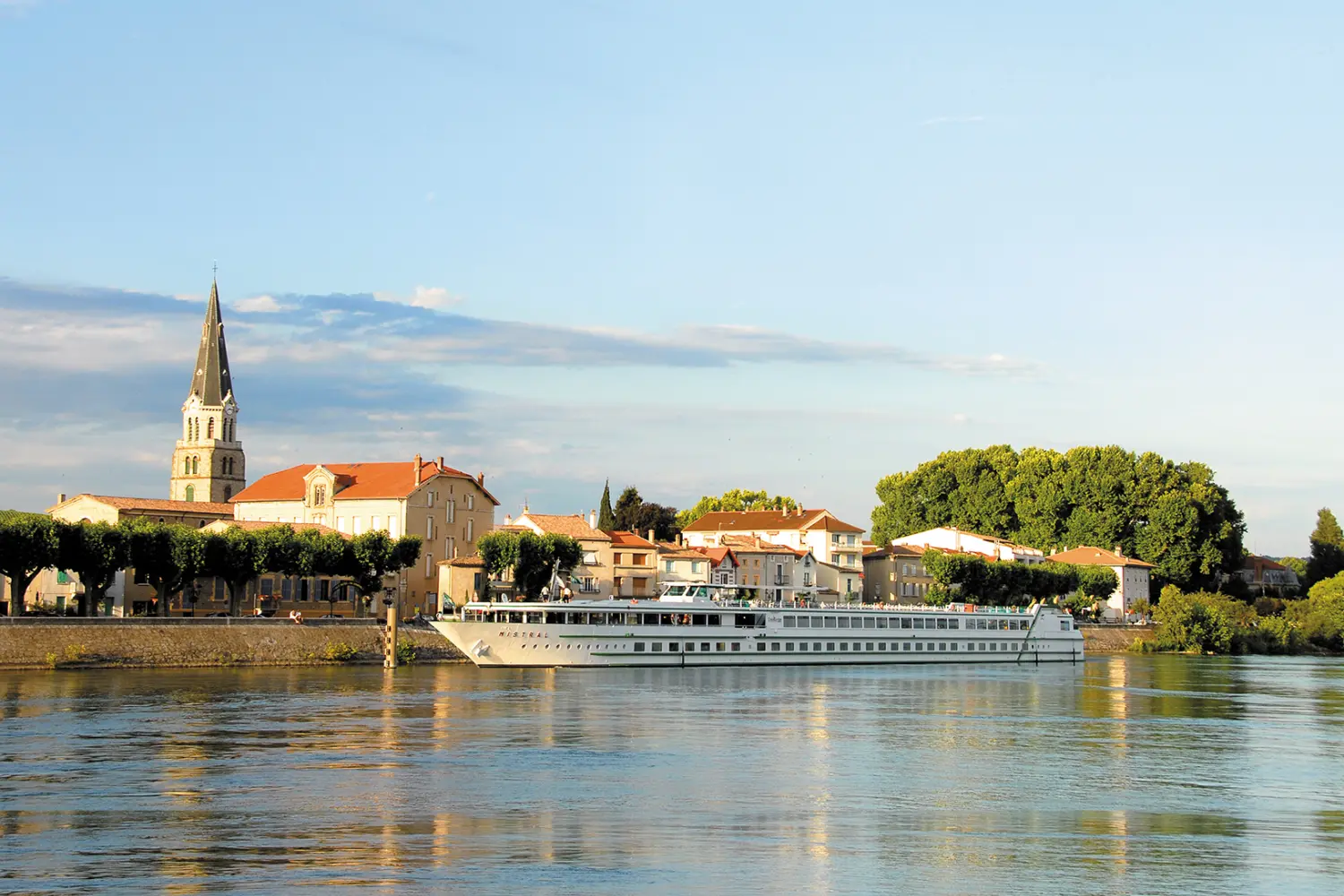 Vue extérieure sur le MS Mistral de CroisiEurope