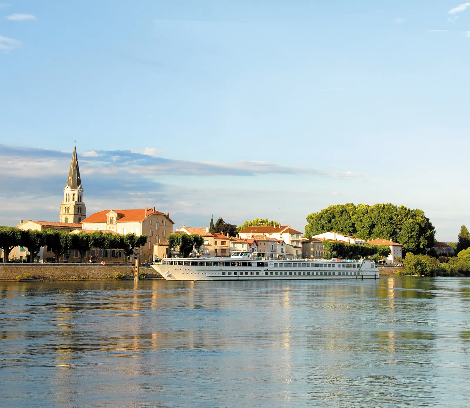 Vue extérieure sur le MS Mistral de CroisiEurope