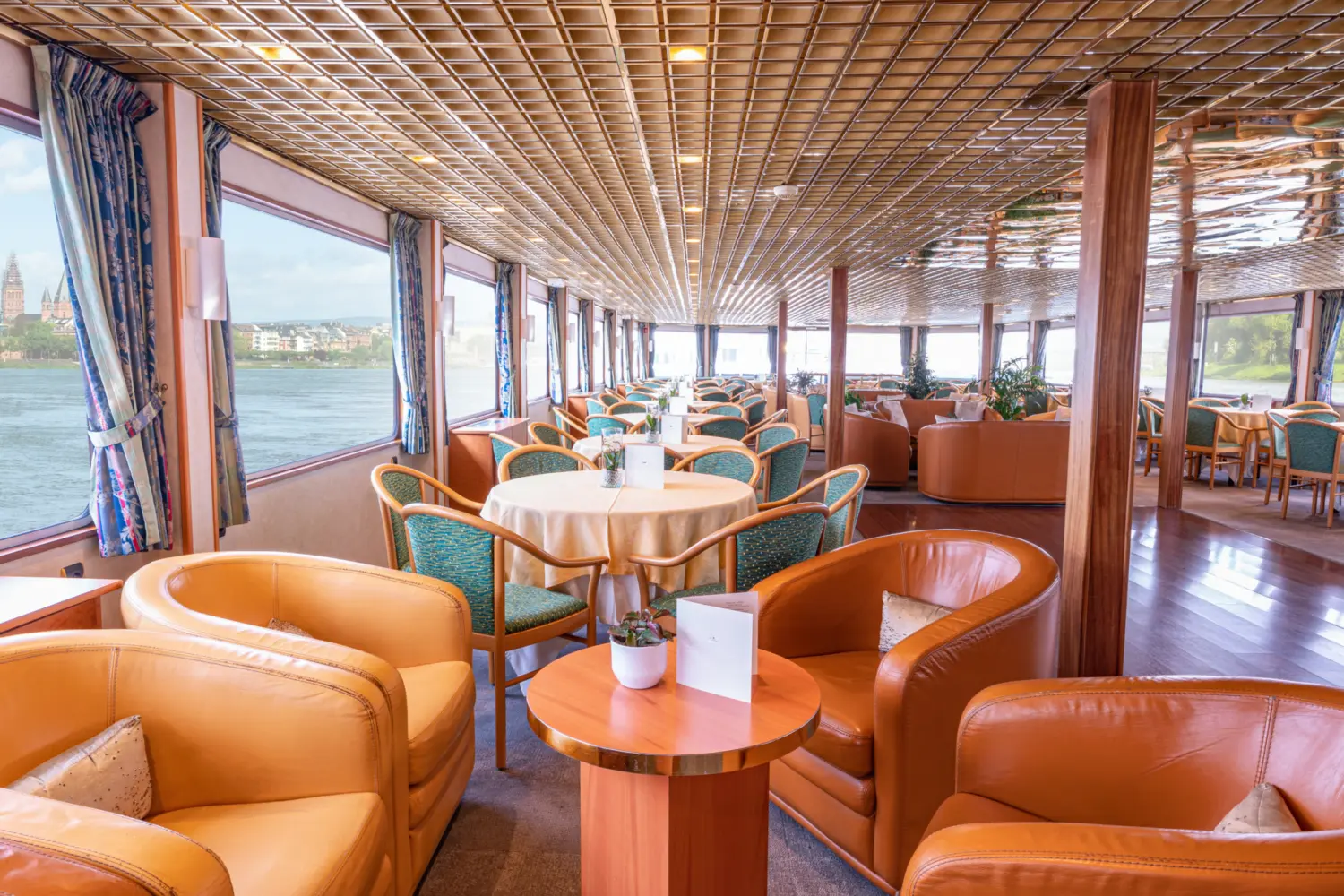 Salon-bar à bord du MS Modigliani de CroisiEurope